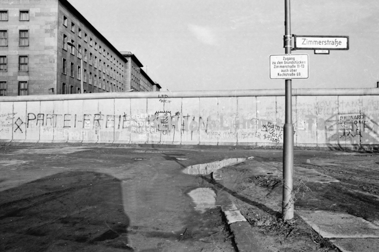 Berlin Wilhelmstraße Mauer Grenze DDR